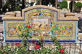 Azulejos en un banco de la Plaza de la Laguna.