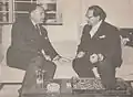 El presidente Ayub Khan (izquierda) con el industrial bengalí Abul Kashem Khan (derecha) en Chittagong en 1960