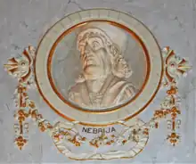 Medallón de Nebrija en el Ayuntamiento de Alcalá de Henares.