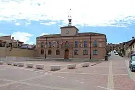Casa consistorial y plaza Mayor