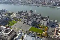 Vista aérea de la entrada y jardines en la plaza Kossuth Lajos