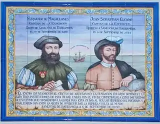 Azulejo conmemorativo de la primera circunnavegación mundial con las imágenes de Magallanes y Elcano en Sanlúcar de Barrameda.