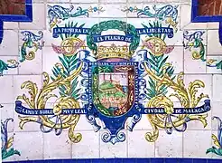 Escudo de la ciudad sobre azulejos en el Parque de Málaga.