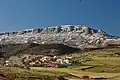 Bádenas en invierno, con la peña del Puerto detrás.