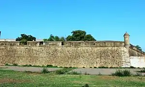 Merlones y cañoneras del baluarte de Santa María en Badajoz del siglo XVIII.