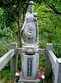 Estatua Kanzeon (観世音) en el parque.