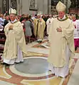 El obispo Malvestiti, apenas ordenado, bendiciendo al pueblo. En frente de él, los obispos coconsagrantes Beschi, izquierda, y Merisi, derecha.