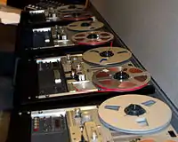 Colección de magnetófonos en el archivo de grabaciones de sonido y música de la biblioteca.