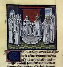 Asemblea de eclesiásticos y nobles entorno a una pareja real, todos vestidos de blanco.