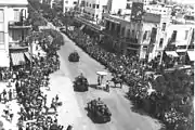 Vehículos blindados británicos desfilando por la calle Allenby en Tel Aviv, en honor del Jubileo de Plata del Rey Jorge V