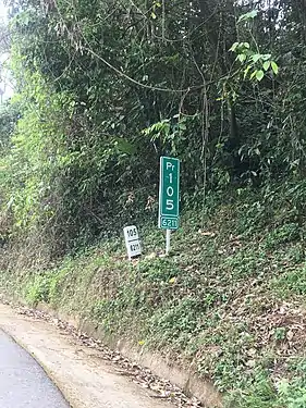 Nuevos Postes de referencia (en verde) frente a los anteriores postes de referencia (en blanco) para identificar los tramos de ruta nacional. Corresponde al Tramo 6211 entre Sogamoso (Boyacá) y Aguazul (Casanare).