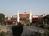 Bab-e-Azadi (Puerta de la Independencia) en el lado paquistaní de la frontera de Wagah