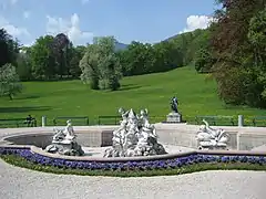 Fuente de mármol blanco diseñada por Viktor Tilgner.