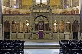 Altar y jubeo vistos desde la nave central