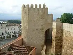 Torre Abarlongada desde el adarve de la muralla.