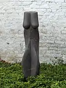 Escultura: Mujer con una vulva estilizada, Paul Baeteman, 2005.