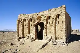 Oasis de Al-Kharga, necrópolis de El-Bagawat, fachada de la basílica