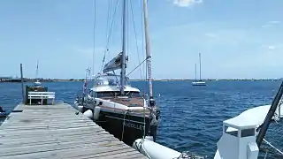 yate  en el muelle del hotel Punta Salinas.