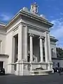 Detalle de la fachada de la estación.