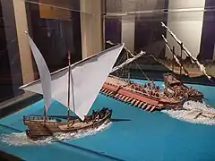 Maqueta que representa en enfrentamiento naval entre un barco romano y barcos omaníes en el Índico, siglo II a. C.