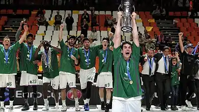 Jugadores celebran con el trofeo de la Eurocup 2016-17.