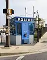 Una cabina de policía totalmente modernizada en Baltimore, Maryland, Estados Unidos, basada en el concepto británico.