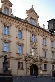 Böttingerhaus Bamberg. La participación de Dientzenhofer no es segura y también bastante improbable. La decoración de la fachada habla más de un yesero o escultor que de un diseñador. Johann Jacob Vogel o Johann Ammon entrarían en duda.