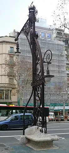 Banc-fanal del Paseo de Gracia en Barcelona, diseñado por Pere Falqués