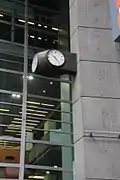 Reloj en la entrada