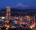 La U.S. Bancorp Tower con Mount Hood al fondo