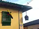 Banderas de Colombia y Sonsón izadas en un balcón.