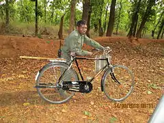 Un guardabosques indio patrullando con su bicicleta en el bosque de Bandhavgarh al norte del país.