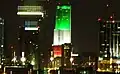 La torre iluminada como la bandera de Italia por el Día de la Raza