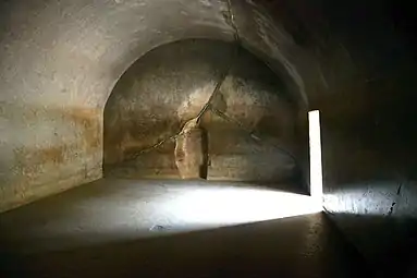 Interior de Sudama, en las cuevas de Barabar, pulidas hasta lograr un efecto espejo, ca. 250 a. C., fecha de las inscripciones de Ashoka.
