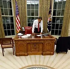 Resolute Desk (detrás Barack Obama).