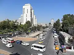 El hotel con la avenida Shukri al-Quwatli.