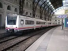 Una unidad eléctrica de la serie 448 de Renfe Operadora en la Estación de Francia de Barcelona.