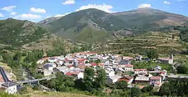 Barniedo. Al fondo el pico de La Rasa con el río Yuso a sus pies