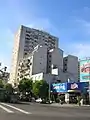 Vista de la esquina de la Avenida Ricardo Balbín con la calle Plaza, esquina donde se encuentra la Estación Saavedra (la imagen está sacada desde la caseta del guardabarrera.)