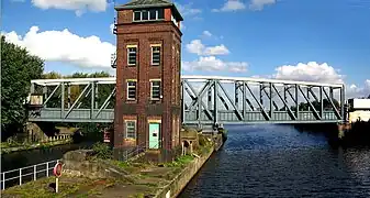 El puente canal giratorio de Barton (1894), en Inglaterra.