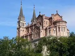 Vista lejana de la basílica