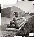 Caseta del polvorín y bolas de cañón en Alexandria, Virginia, durante la Guerra de Secesión.