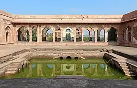 Saḥn del palacio de Baz Bahadur (r.1555-1562) en Mandav (Madhya Pradesh, India).