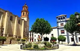 Vista de la Plaza Mayor de Baza, con la Iglesia Mayor de la Encarnación a la izquierda y el Ayuntamiento a la derecha