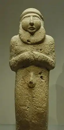 Estatuilla de un hombre barbudo, probablemente un rey-sacerdote, en piedra caliza. Período de Uruk, año 3300 a. C., Museo del Louvre