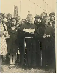 Beato Fray Tulio en medio vestido de fraile, a la derecha su hermano gemelo Fray Lucio y con familiares.