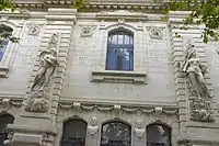 Fachada de la Escuela Superior de las Bellas Artes de Toulouse. A la izquierda la estatua alegórica de la Arquitectura por Abel Fabre. A la derecha la estatua alegórica de la Pintura por Alexandre Laporte.