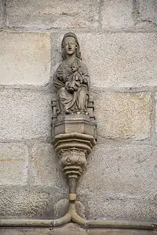 Imagen de Nuestra Señora de Begoña en la portada de la Basílica homónima