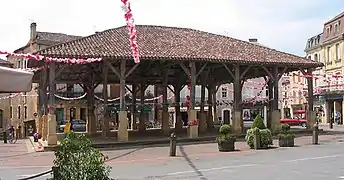 Halle en una plaza de Belvès.