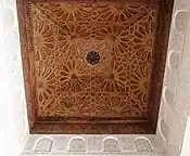 Otro ejemplo de patrones geométricos en un techo de madera (más pequeño y simple) en la Madrasa de Ben Youssef en Marrakech (siglo XVI)
